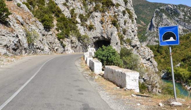 Nis rikonstruksioni i Tunelit te Shkopetit - ARRSH: Barriera mbrojtese dhe sinjalistike Nis rikonstruksioni i Tunelit te Shkopetit - ARRSH: Barriera mbrojtese dhe sinjalistike